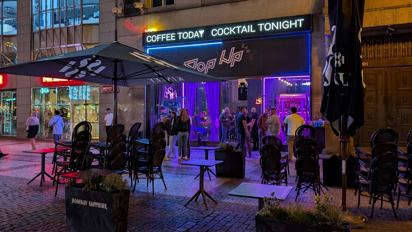 Beinahe schon ein Klassiker des Nightlifes. 43 Clubs und 488 Bars (mit Viersternebewertung). Das Bier kostet durchschnittlich 2,40 Euro, Cocktails 7 Euro (im Bild die Top-up-Bar)