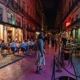 Gehobeneres Ausgehen. 18 Clubs und 456 Bars (mit Viersternebewertung). Das Bier kostet durchschnittlich 3 Euro, Cocktails 8 Euro (im Bild die Pink Street, eigentlich Rua Nova do Carvalho)