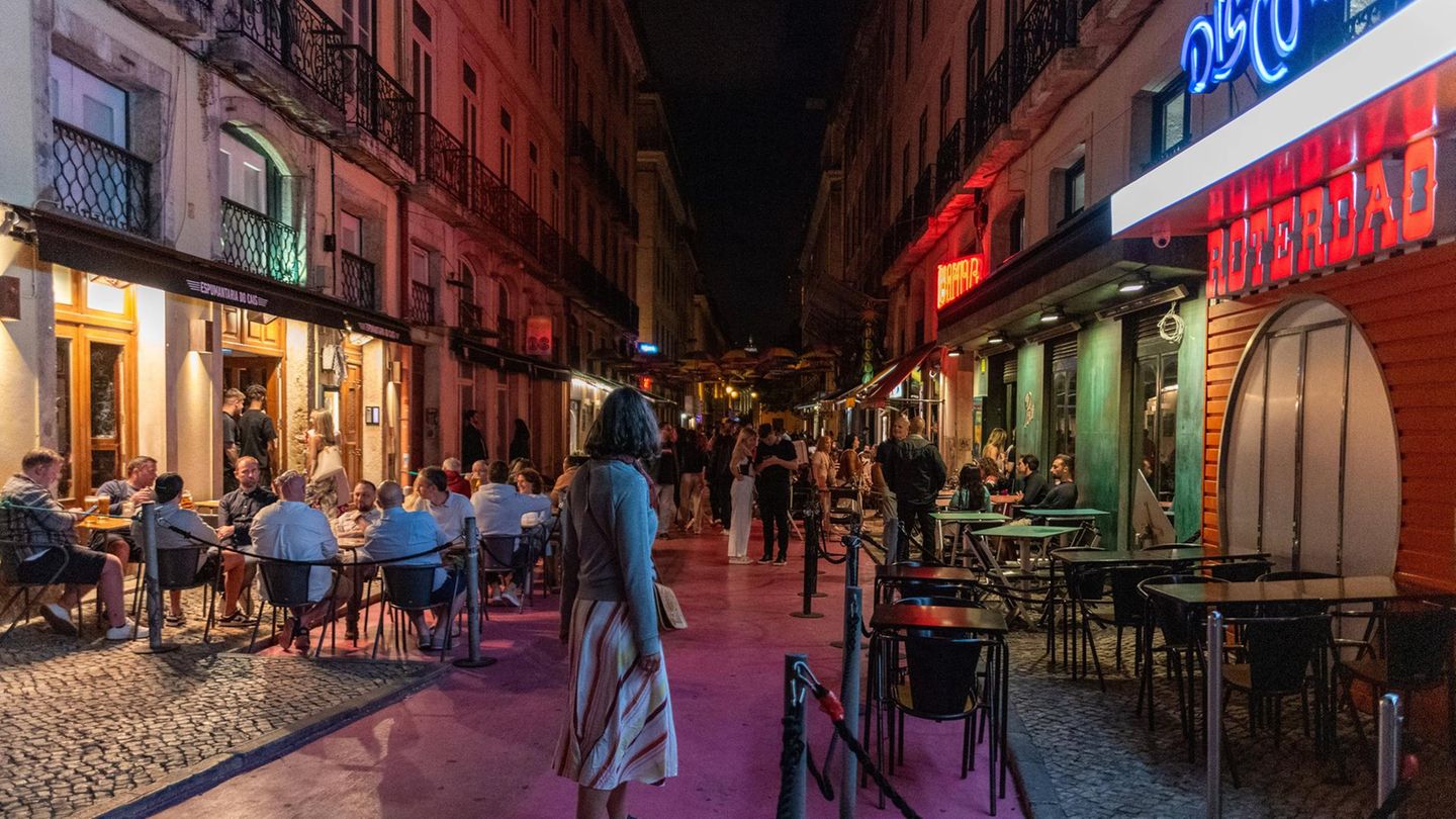 Gehobeneres Ausgehen. 18 Clubs und 456 Bars (mit Viersternebewertung). Das Bier kostet durchschnittlich 3 Euro, Cocktails 8 Euro (im Bild die Pink Street, eigentlich Rua Nova do Carvalho)