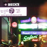 Nicht richtig schlecht, aber auch nicht richtig gut. 44 Clubs und 507 Bars (mit Viersternebewertung). Das Bier kostet durchschnittlich 5 Euro, Cocktails 11 Euro (im Bild die Große Freiheit auf St. Pauli)