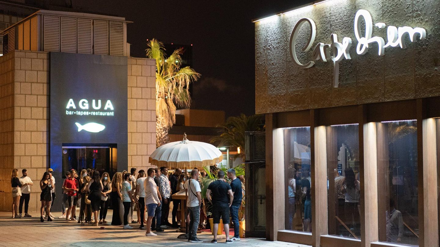 Eines der Highlights in Europa. 47 Clubs und 1534 Bars (mit Viersternebewertung). Das Bier kostet durchschnittlich 4 Euro, Cocktails 12 Euro (im Bild der Carpe-Diem-Club) 