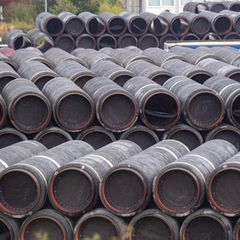 Nicht verbaute Rohre für die Ostsee-Gaspipeline Nord Stream 2 werden auf dem Gelände des Hafen Mukran gelagert