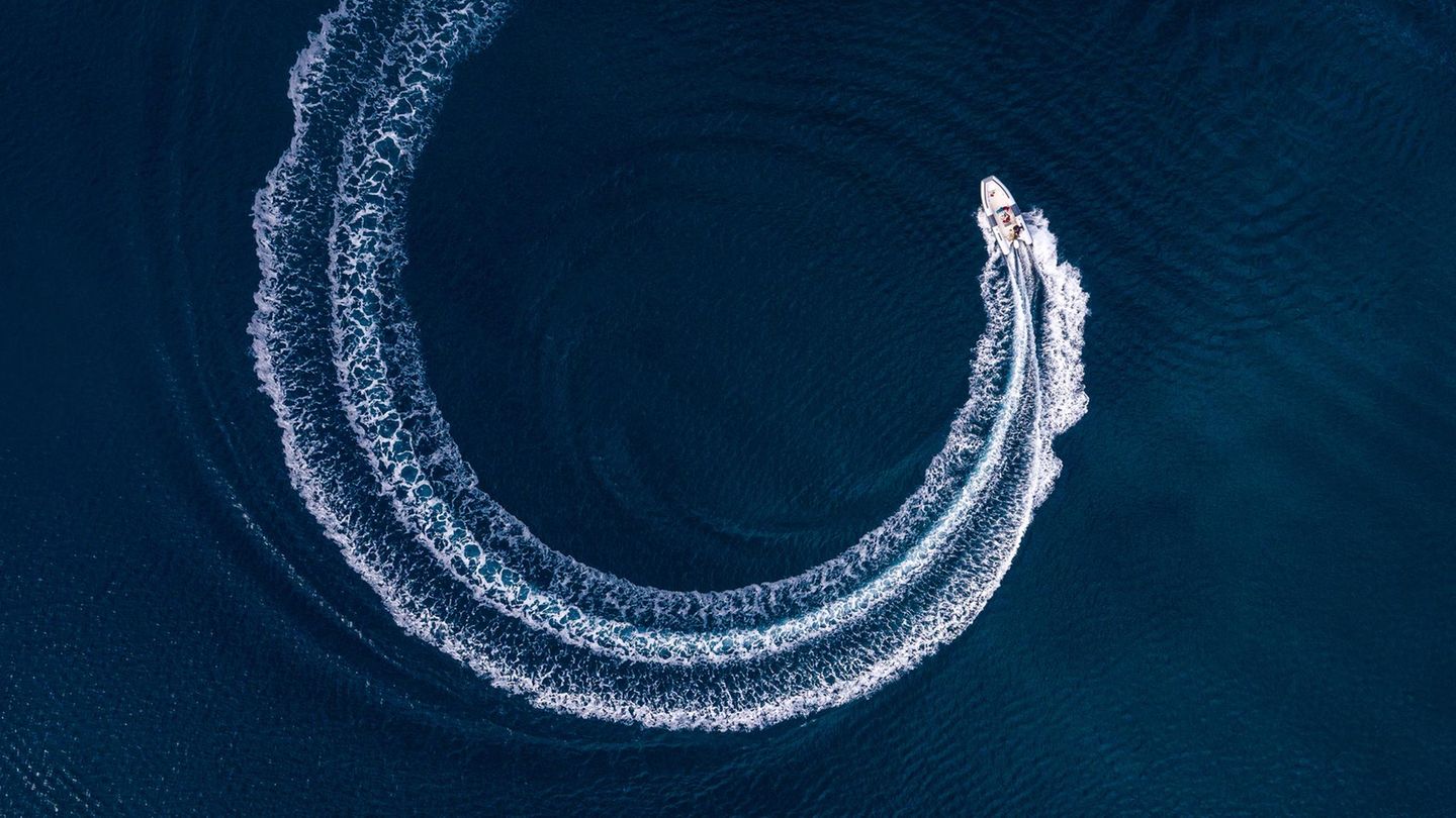 Motorboot im MIttelmeer vor Italien von einer Drohne fotografiert