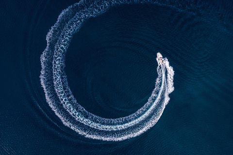 Motorboot im MIttelmeer vor Italien von einer Drohne fotografiert