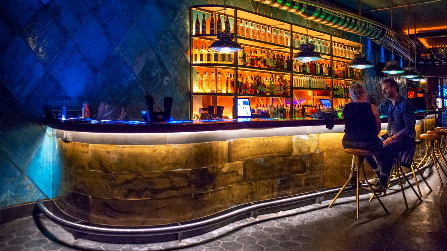 Besser als die Hauptstadt. 5 Clubs und 842 Bars (mit Viersternebewertung). Das Bier kostet durchschnittlich 2 Euro, Cocktails 10 Euro (im Bild der Monkey Piper Pub)