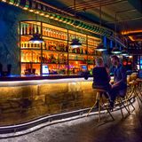 Besser als die Hauptstadt. 5 Clubs und 842 Bars (mit Viersternebewertung). Das Bier kostet durchschnittlich 2 Euro, Cocktails 10 Euro (im Bild der Monkey Piper Pub)