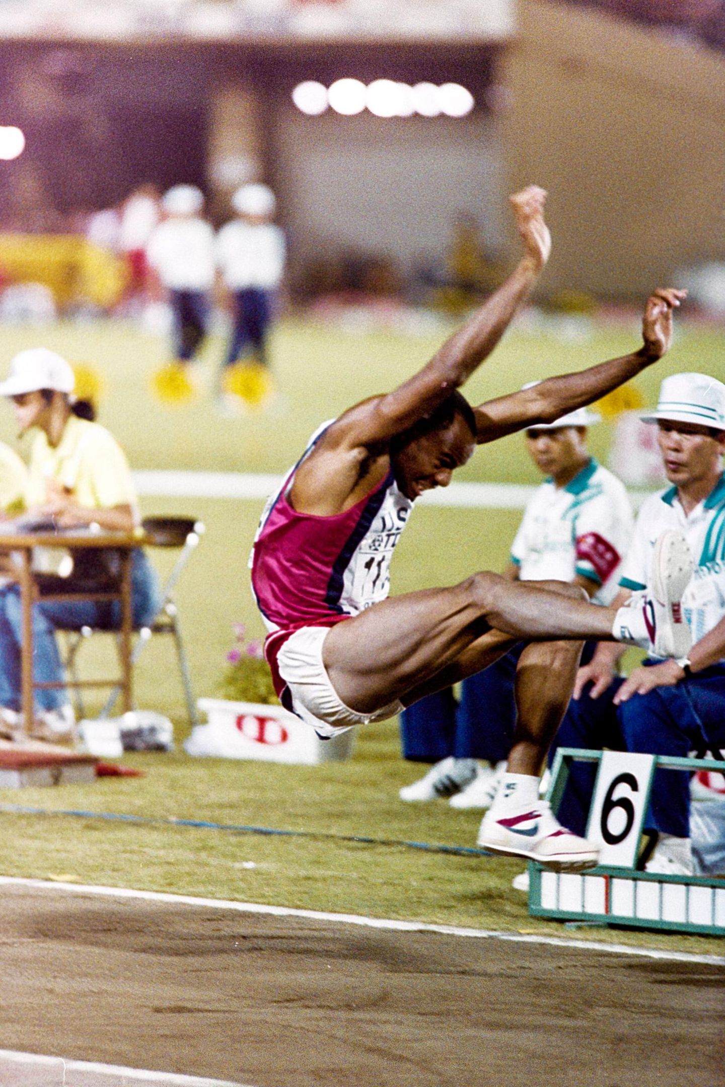 Sportrekord: Mike Powell bei seinem weitesten Sprung Sportrekord: Mike Powell bei seinem weitesten Sprung