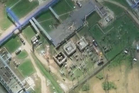 Satellitenbilder zeigen eine große Anlage mit vielen Gebäuden.