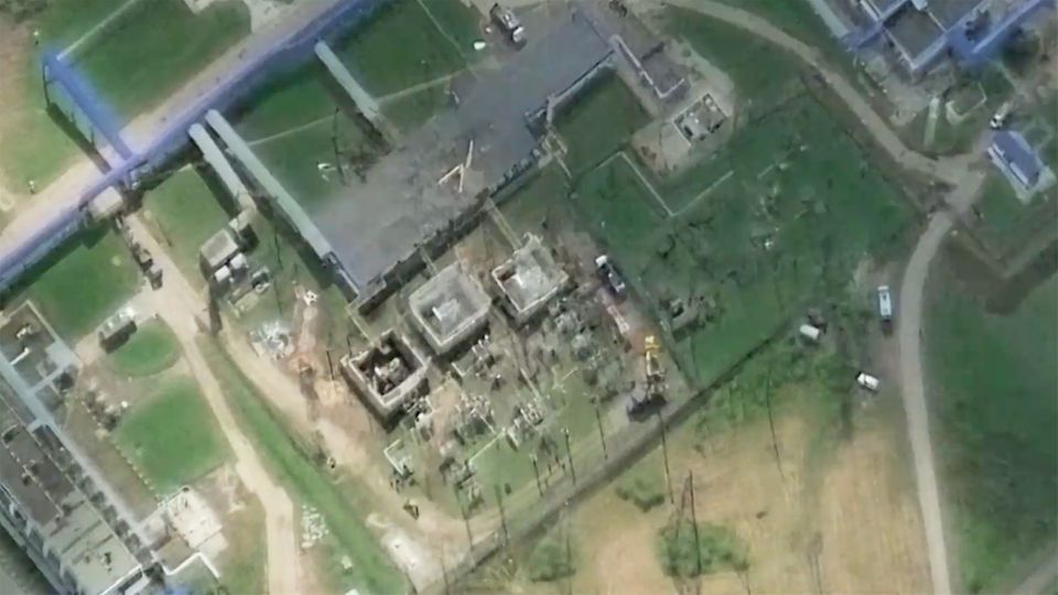Satellitenbilder zeigen eine große Anlage mit vielen Gebäuden.