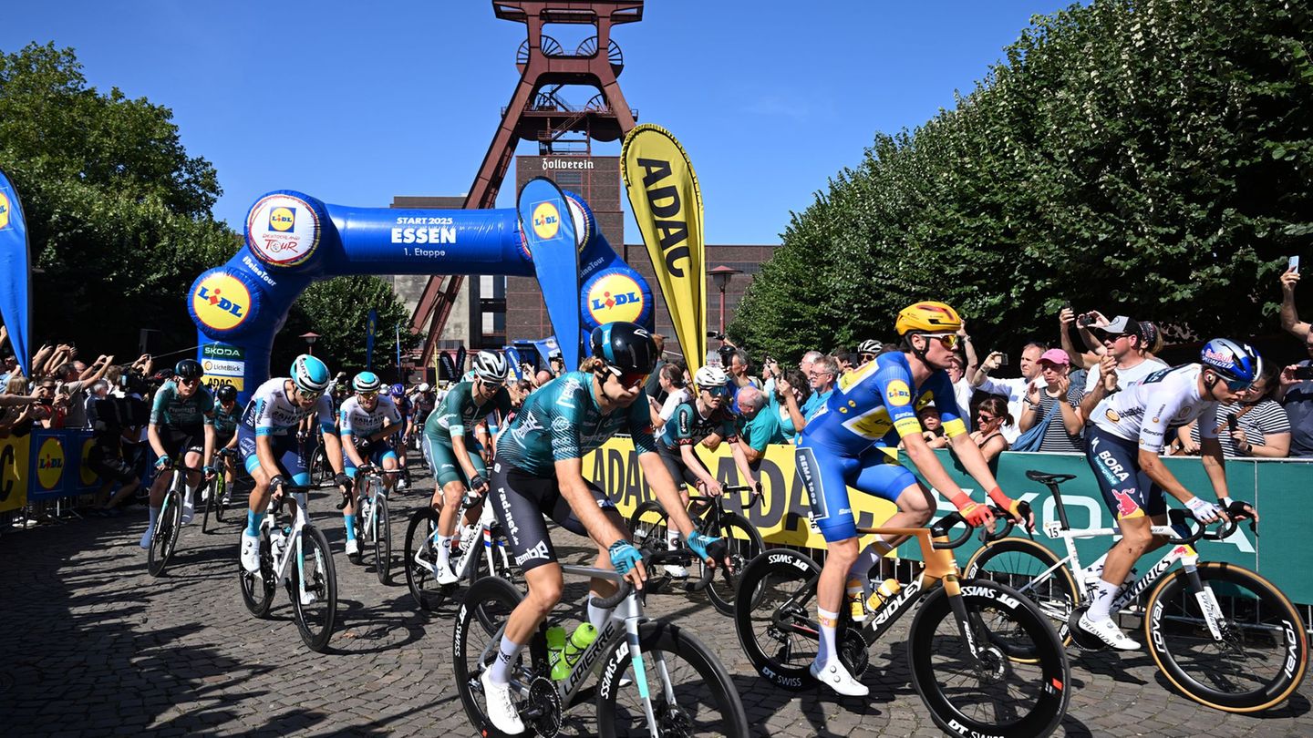 Cycling: Strong gesture: Radstar Lipowitz on D tour as a water carrier