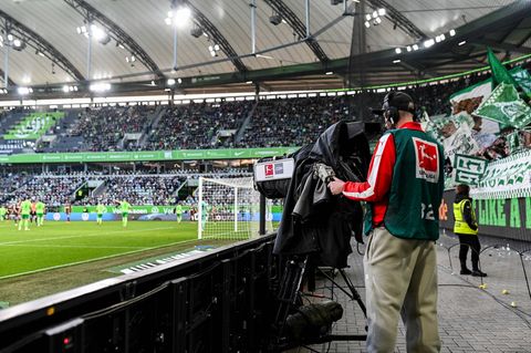 Ein Kameramann bei einem Spiel des VfL Wolfsburg in der Fußball-Bundesliga