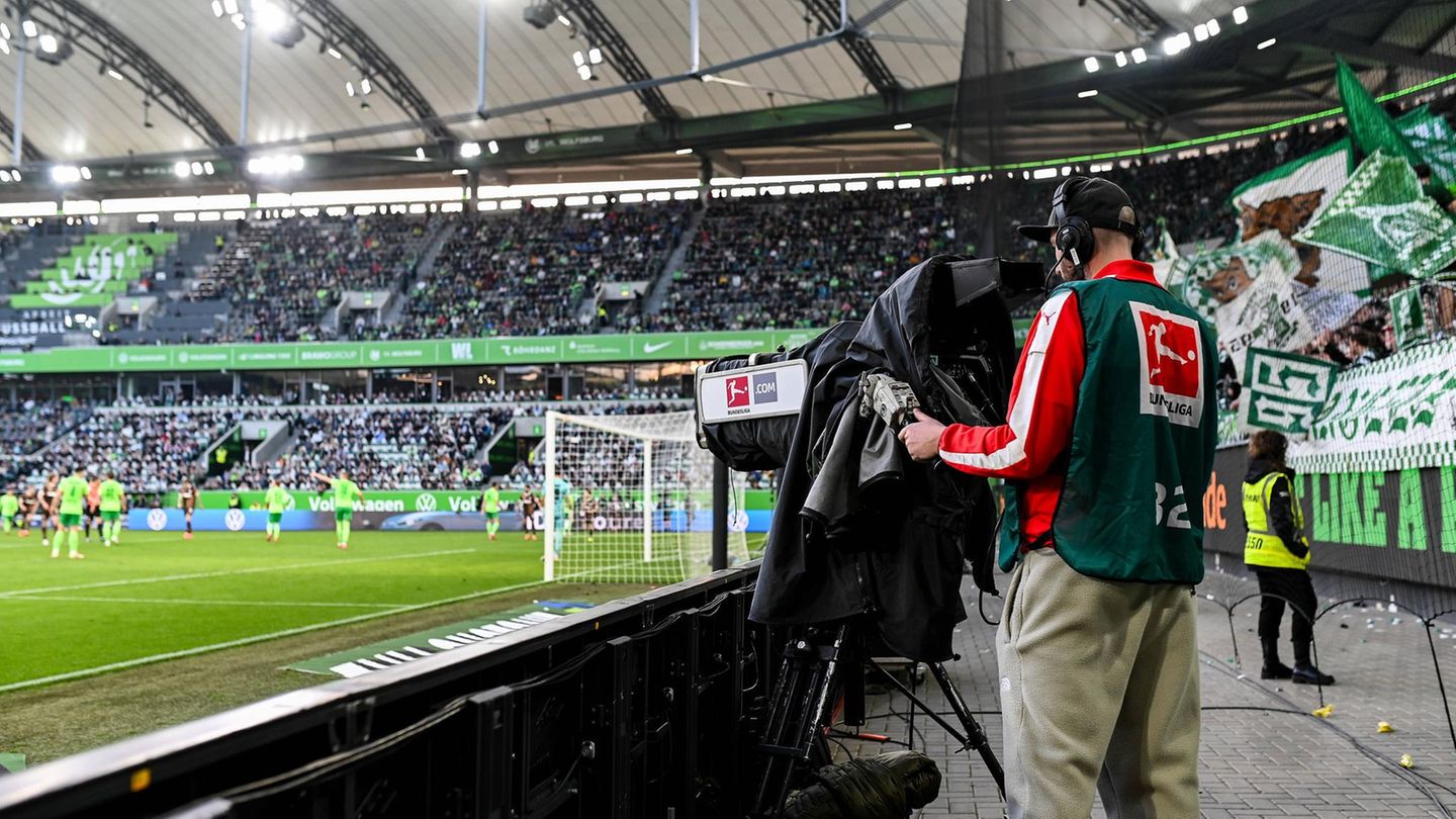 Ein Kameramann bei einem Spiel des VfL Wolfsburg in der Fußball-Bundesliga