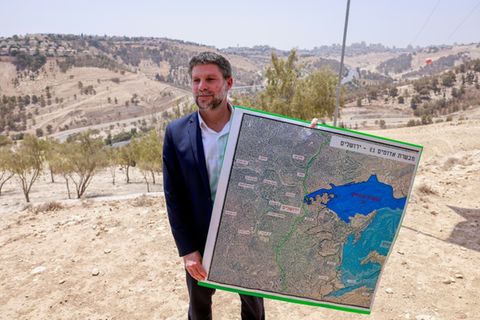 Bezalel Smotrich mit einer Karte seines E1-Projekts