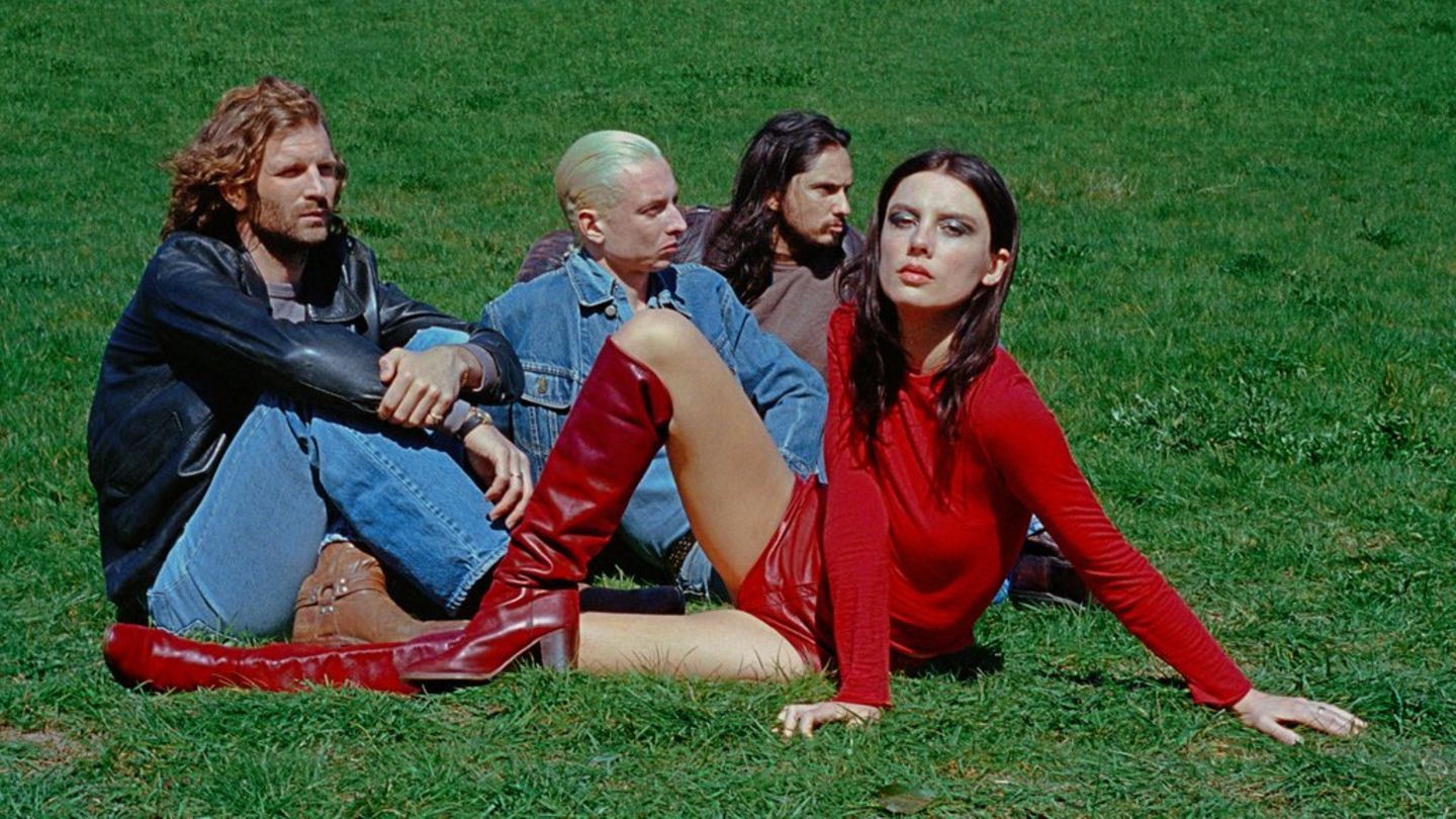 Singer Ellie Rowsell by Wolf Alice: Big concerts can be “scary”
