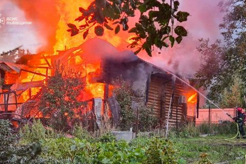 Löscharbeiten in der Ukraine nach heftigen russischen Luftangriffen