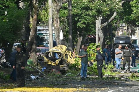 Einsatzkräfte in Cali nach Autobombenexplosion