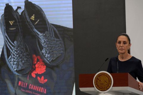 Mexikos Präsidentin Claudia Sheinbaum neben einer Abbildung von Adidas' "Oaxaca Slip-On"