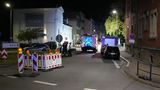 Einsatzfahrzeuge erhellen eine Straße in Völklingen bei Dunkelheit