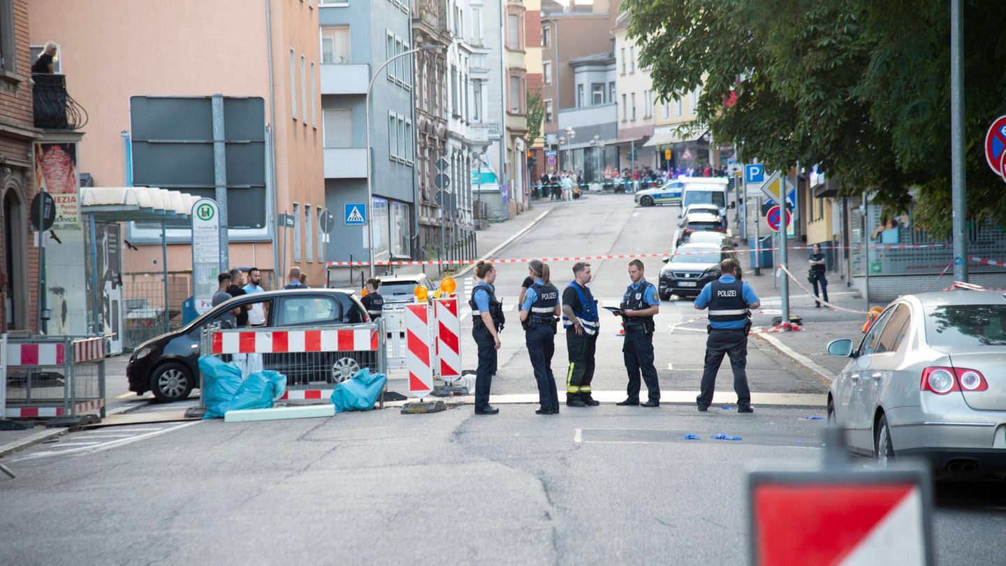 Polizisten in der Innenstadt von Völklingen