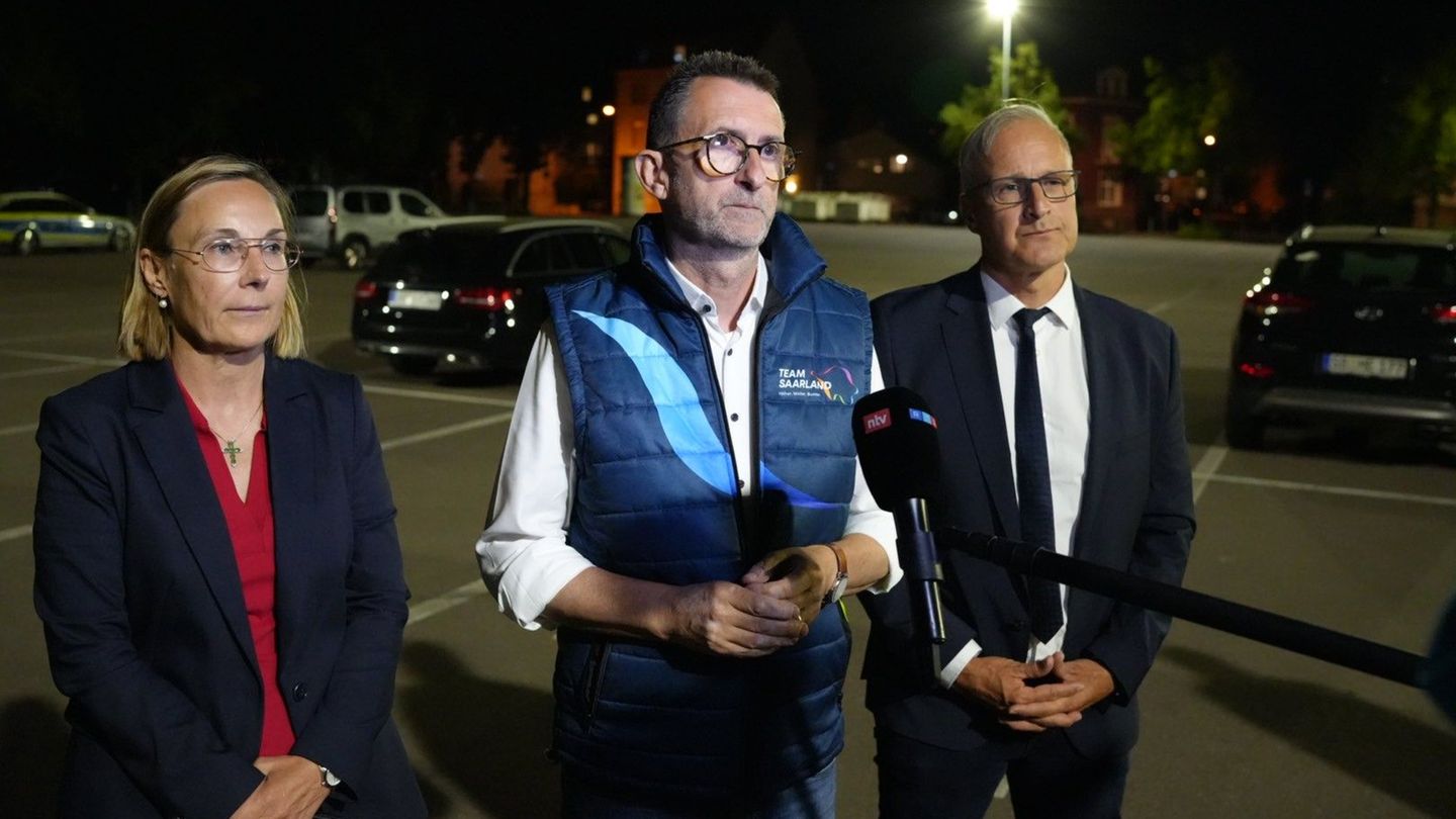 Reinhold Jost spricht in Völklingen im Saarland mit Reportern Reinhold Jost spricht in Völklingen im Saarland mit Reportern