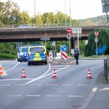 Polizeieinsatz in Völklingen, im Hintergrund eine Brücke