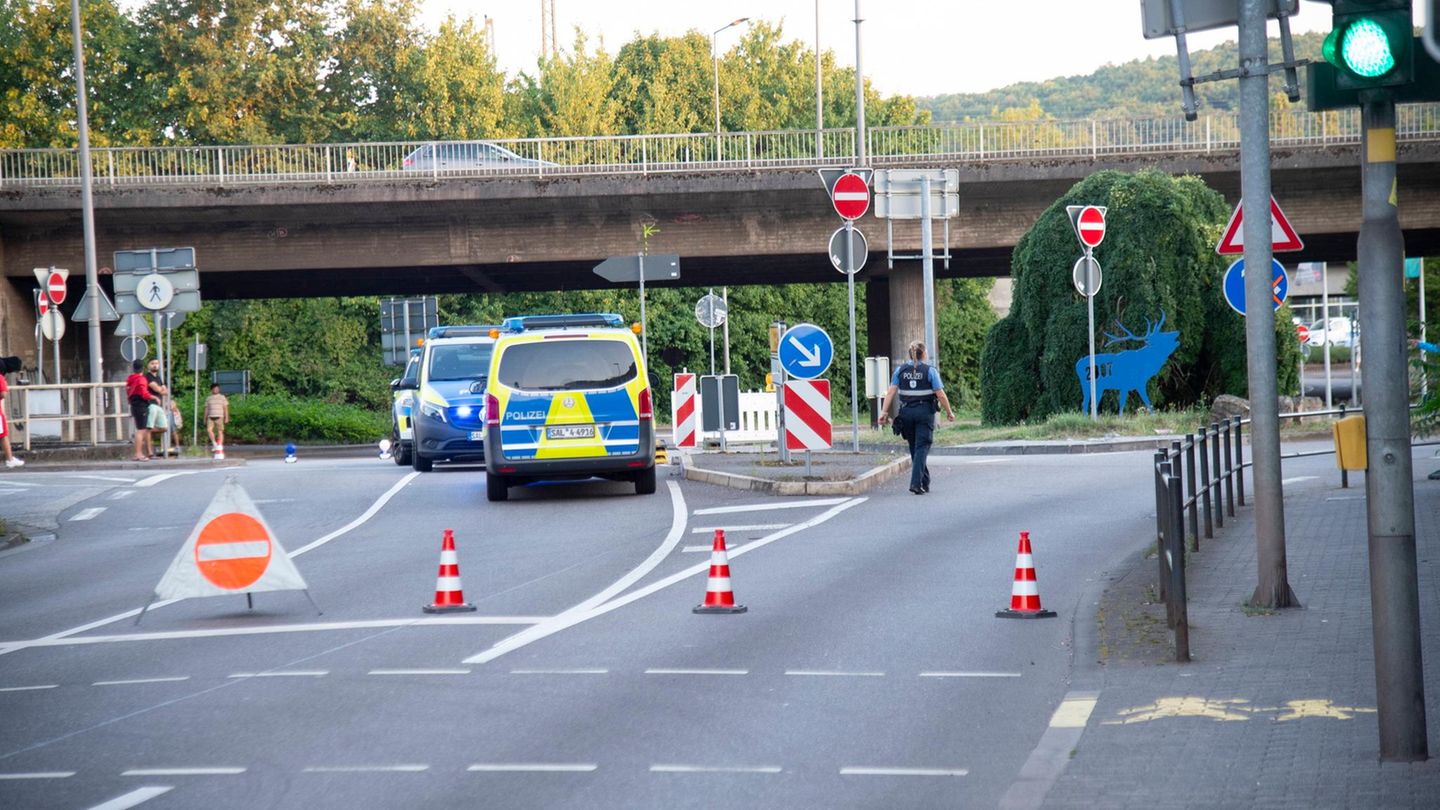 Polizeieinsatz in Völklingen, im Hintergrund eine Brücke