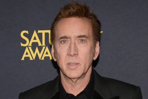 "True Detective": Nicolas Cage blickt auf dem roten Teppich ernst in die Kamera