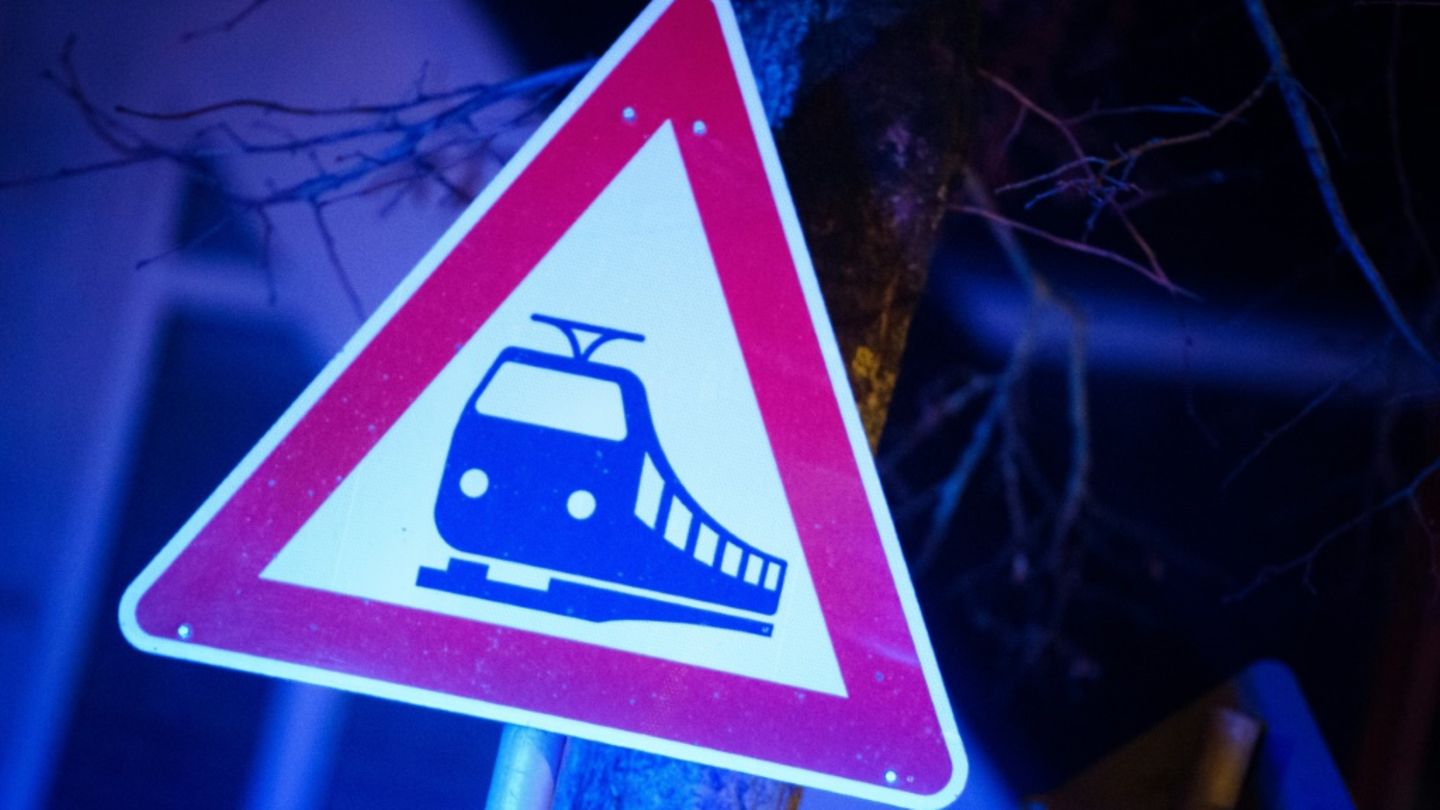 Warnschild an Bahnübergang