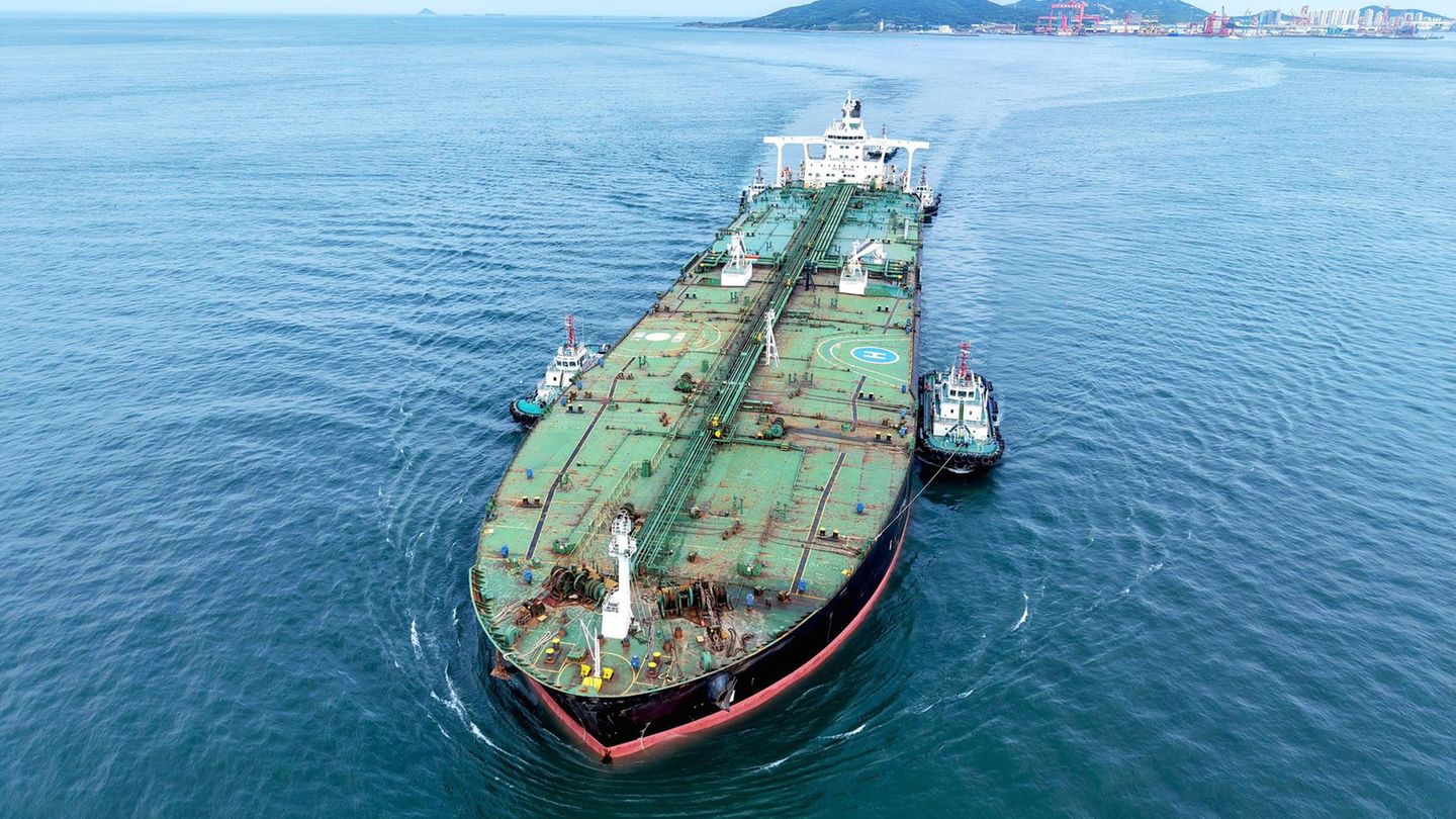 Ein Öltanker wird von Schleppern in einen chinesischen Hafen geleitet Ein Öltanker wird von Schleppern in einen chinesischen Hafen geleitet