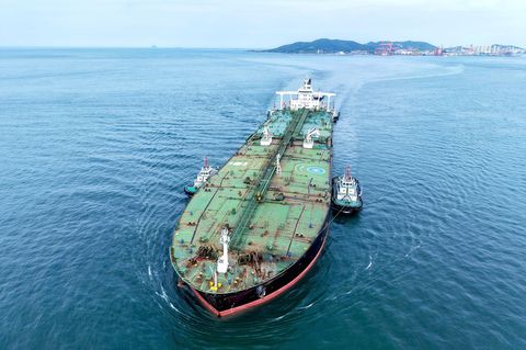 Ein Öltanker wird von Schleppern in einen chinesischen Hafen geleitet