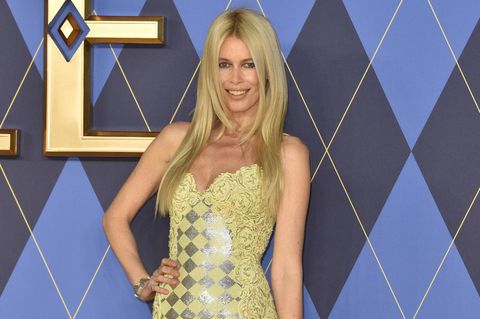 Claudia Schiffer in einem gelben Abendkleid mit tiefem Ausschnitt