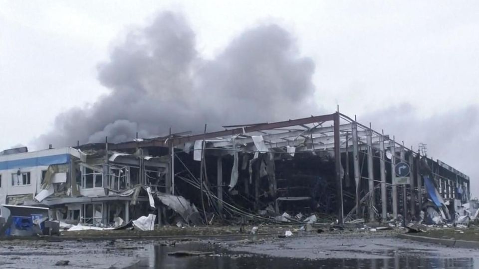 "Gezielter Angriff" – Russland greift US-Fabrik in der Westukraine an Rauchende amerikanische Fabrik nach dem russischen Angriff