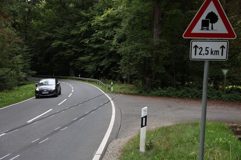 Markierungen sind am Ort eines Unfalls in der Nähe von Kassel auf der Straße zu sehen