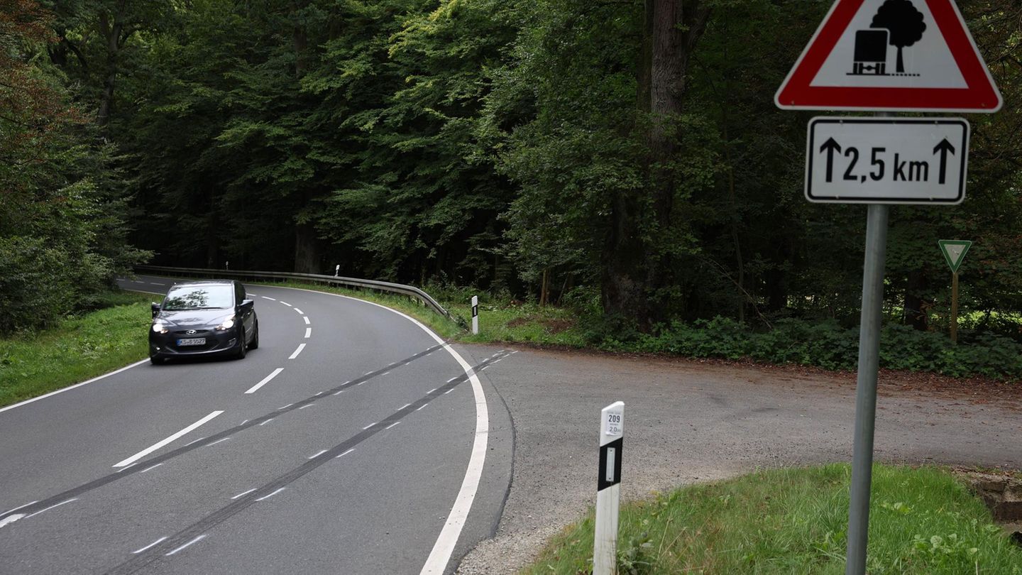 Markierungen sind am Ort eines Unfalls in der Nähe von Kassel auf der Straße zu sehen