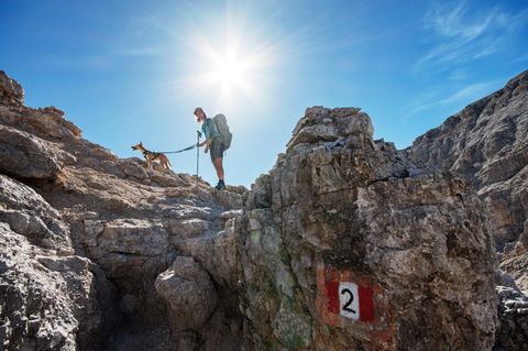 Nadine Regel und Hund Ralfi auf den Felsen der Dolomiten