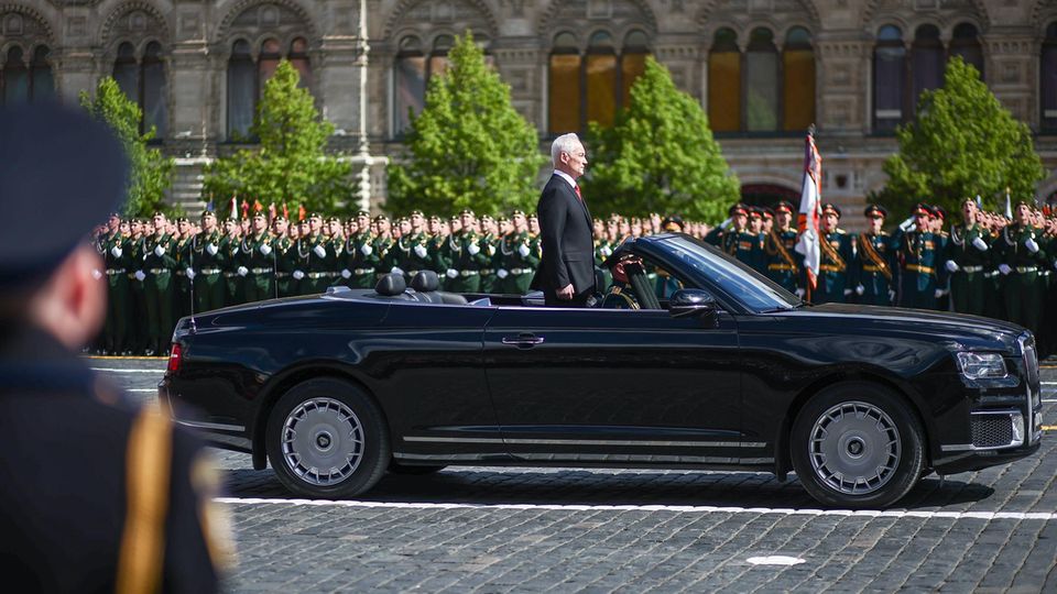 The heads of government cars: An Aurus runs between Russian soldiers set up in rows