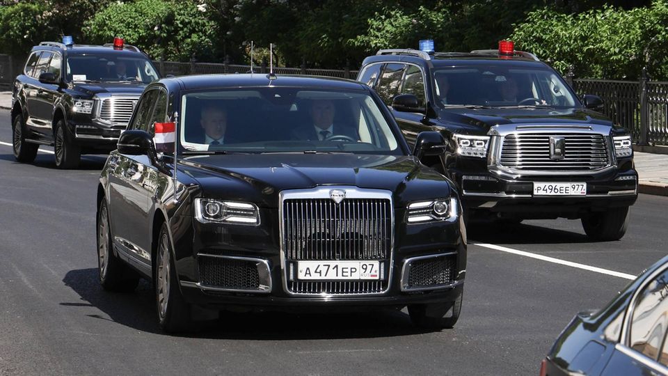 Prime Minister cars: Kim-Jong-UNS Aurus Sentat drives in a column