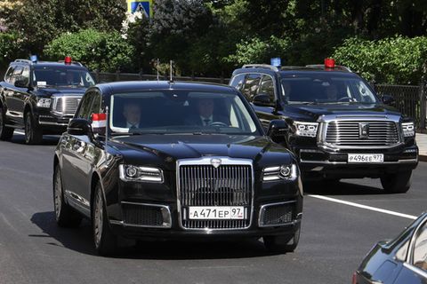 Autos der Regierungschefs: Kim-Jong-Uns Aurus Sentat fährt in einer Kolonne