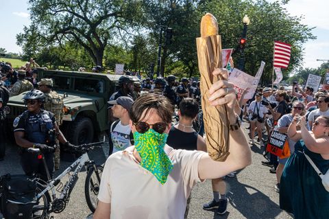 Bei Protesten gegen Donald Trump in Washington hält ein Demonstrant ein Sandwich in die Luft