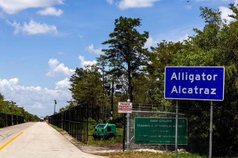 Das Abschiebegefängnis "Alligator Alcatraz" symbolisiert die harte Migrationspolitik der US-Regierung unter Donald Trump, die von Florida unterstützt wird