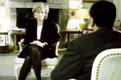 Prinzessin Diana bei einem Interview mit der BBC. Sie trägt einen schwarzen Blazer