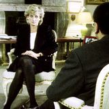 Prinzessin Diana bei einem Interview mit der BBC. Sie trägt einen schwarzen Blazer