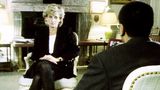 Prinzessin Diana bei einem Interview mit der BBC. Sie trägt einen schwarzen Blazer