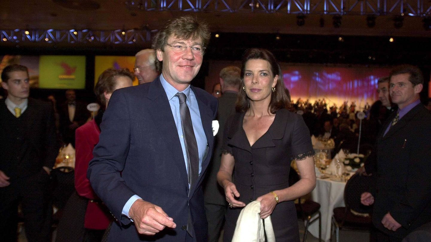 Prinz Ernst August von Hannover mit Ehefrau Caroline von Monaco, beide dunkel gekleidet