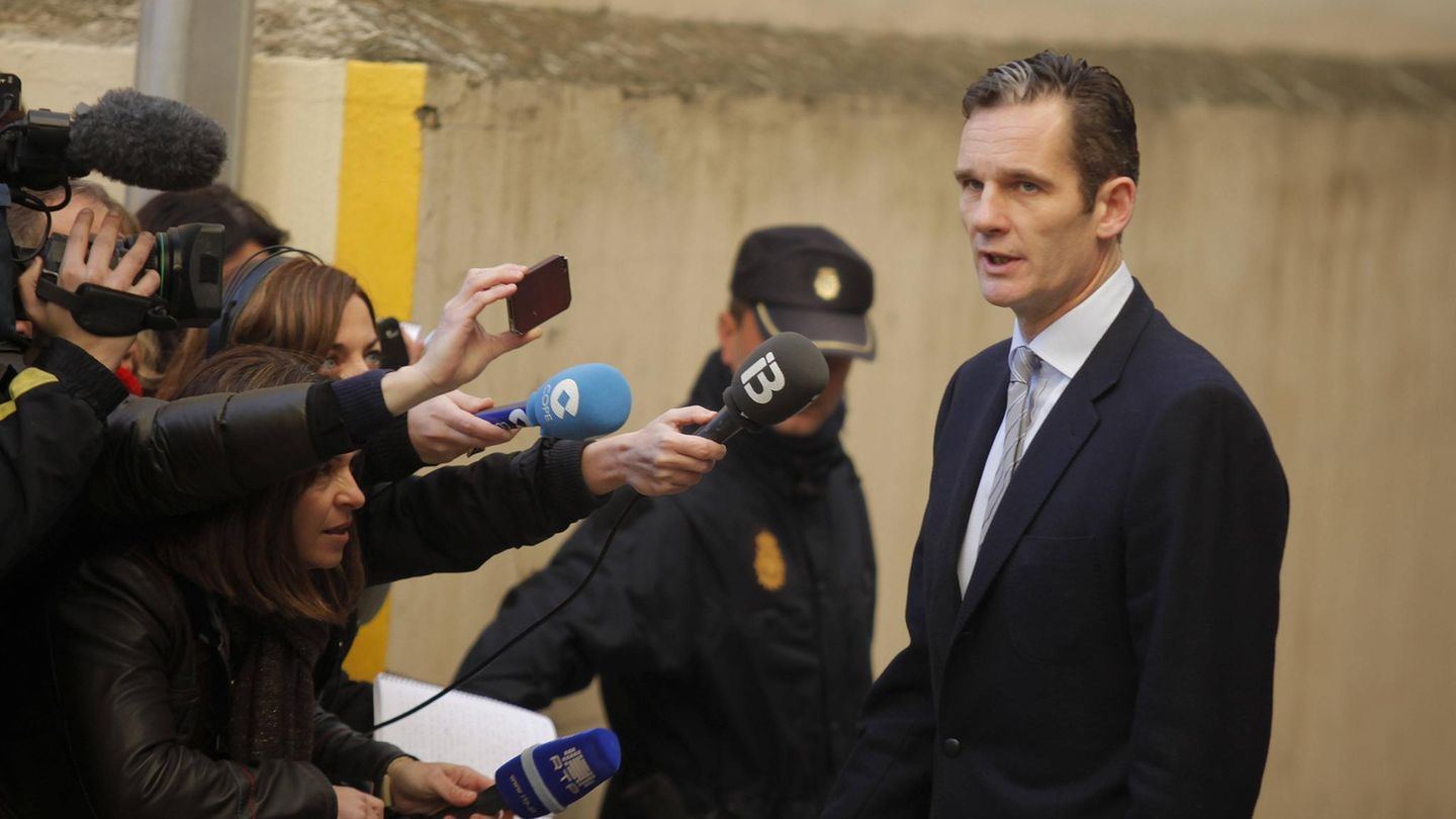 Iñaki Urdangarin im Gespräch mit Reportern, er steht im dunklen Anzug vor dem Gericht