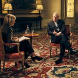 Prinz Andrew sitzt einer Interviewerin gegenüber und gestikuliert mit der Hand