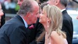 König Juan-Carlos von Spanien begrüßt die blonde Corinna zu Sayn-Wittgenstein mit Wangenkuss