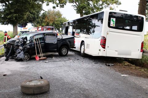 Unfall zwischen Pkw und Linienbus