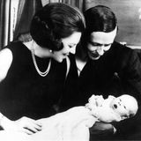Königin Beatrix und Ehemann Claus schauen 1967 stolz ihren neugeborenen Sohn