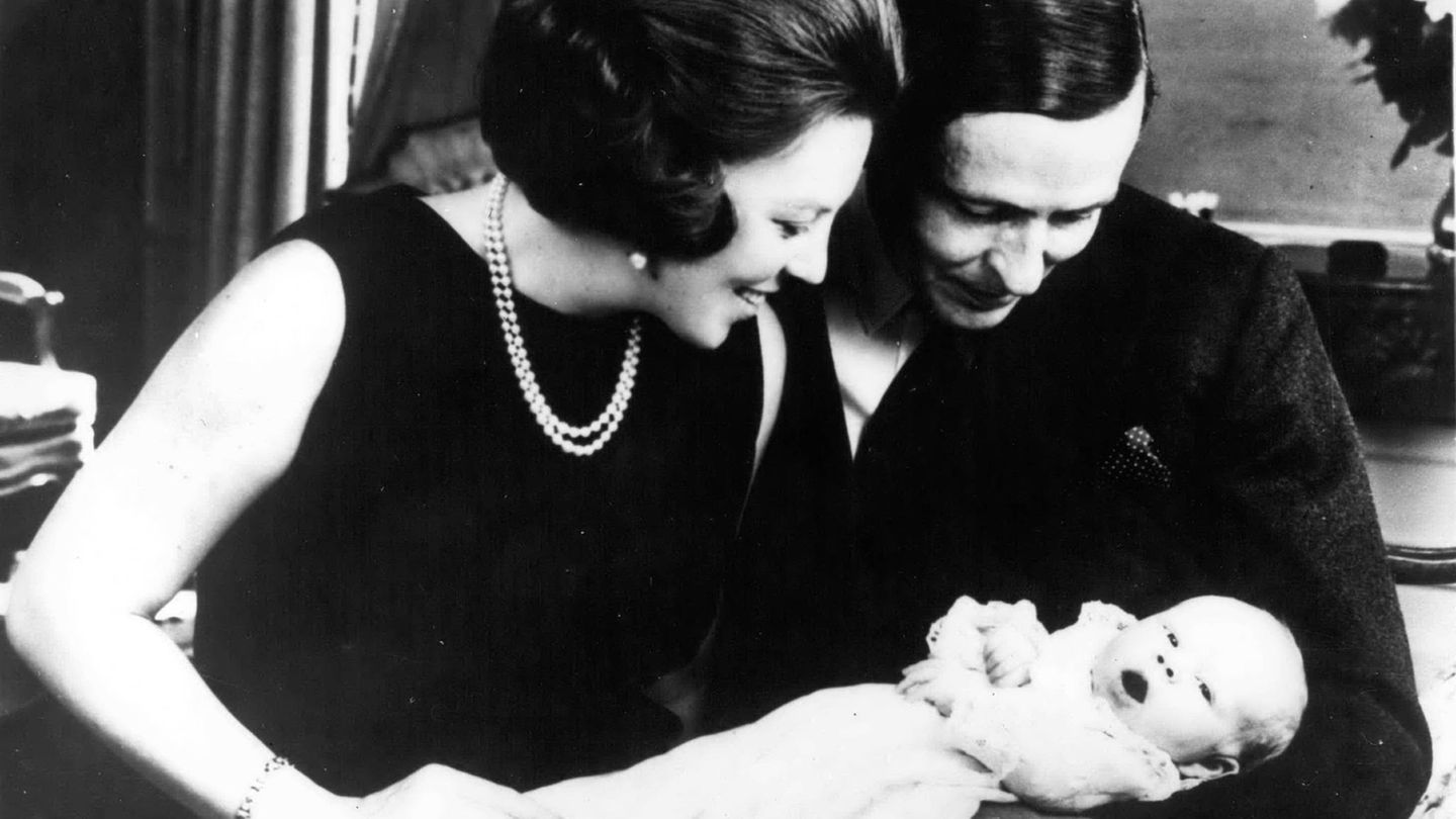 Königin Beatrix und Ehemann Claus schauen 1967 stolz ihren neugeborenen Sohn
